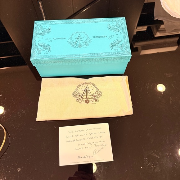 Alameda Turquesa Victoria Flower Sandals in Gold | LIKE NEW - Picture 8 of 8